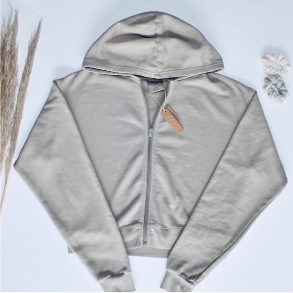 SKIMS Outdoor Zip Up - Picture 2 of 6